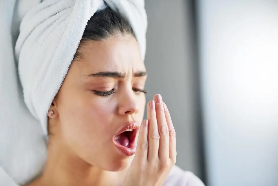 Diagram showing causes of halitosis including gum disease and dry mouth