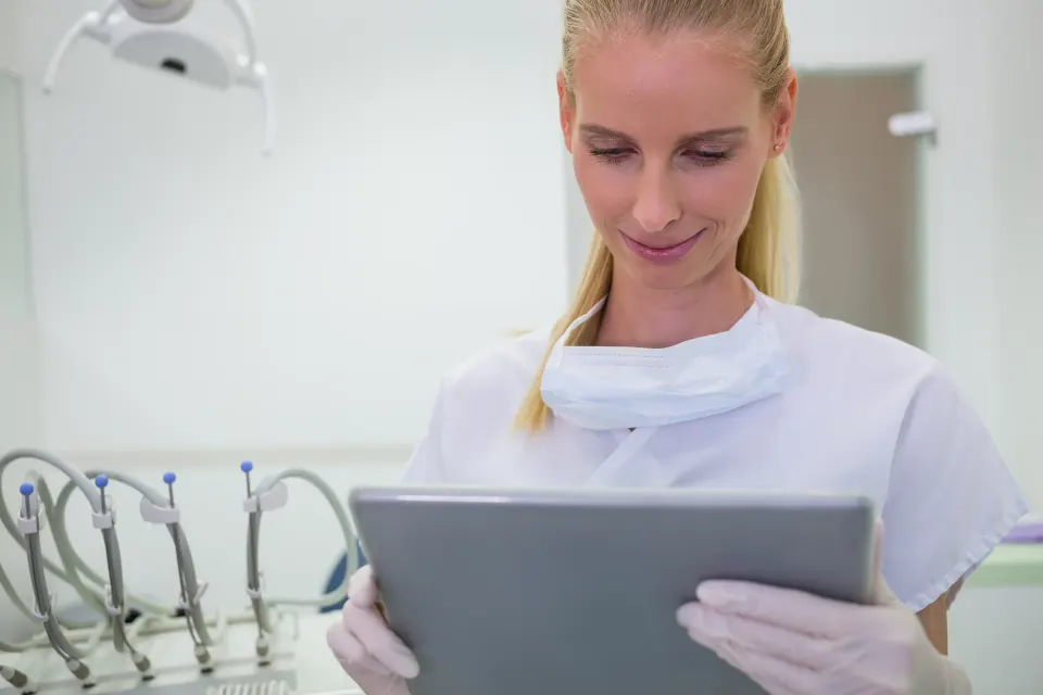 How a Smile Makeover Dentist Personalizes Treatment Plans