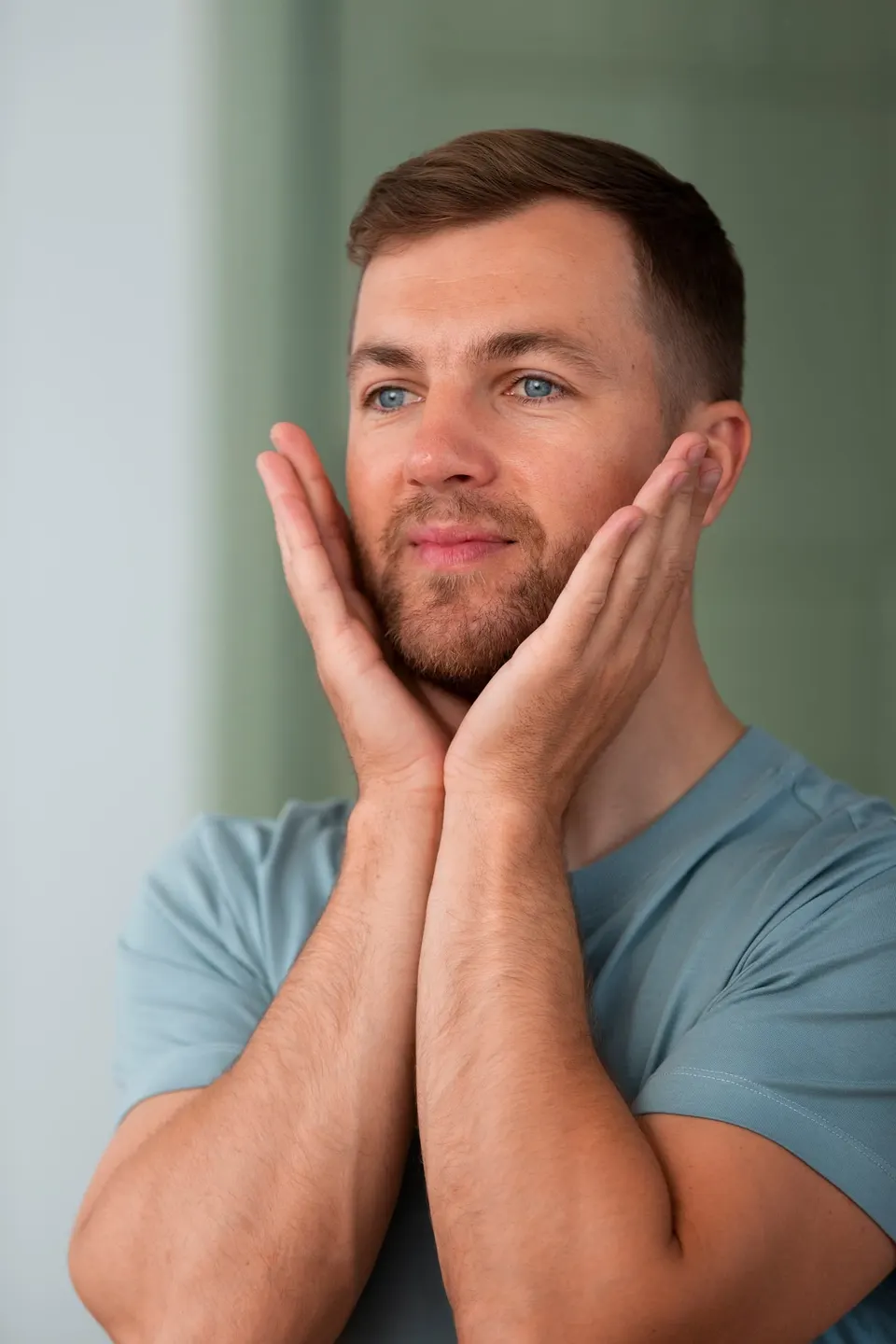Close-up anatomical illustration of the temporomandibular joint showing disc displacement and inflammation