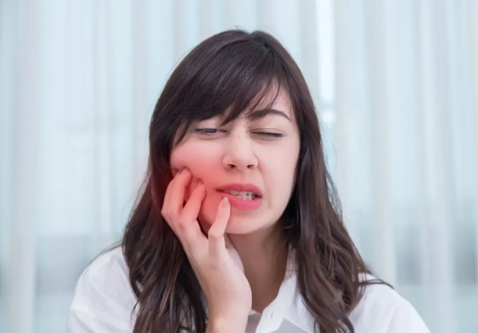 Diagram showing common causes of toothache including cavities and cracked teeth