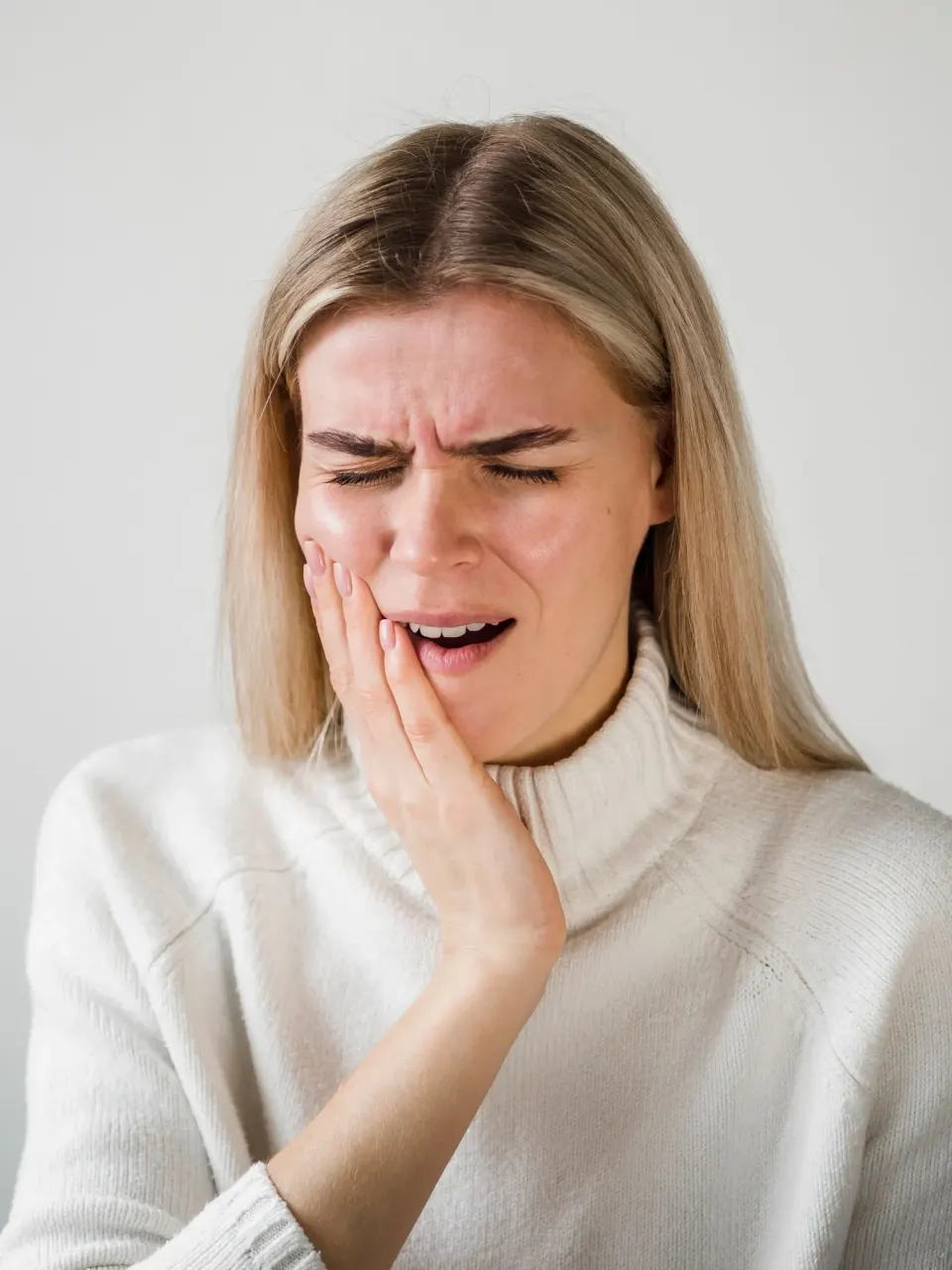 Patient experiencing tooth pain who needs to see a dentist in Lake Mary FL